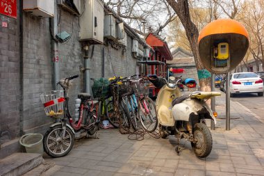 Beijing, Çin - 12 Mart 2016: Bisiklet, scooter ve araçların içinde Beijing sokak. Bisiklet park yeri.