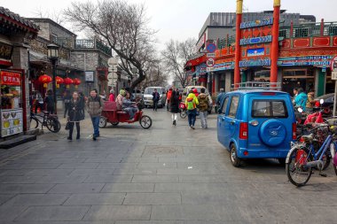 Beijing, Çin - 12 Mart 2016: Eski Beijing hutong dar sokakları, egzotik ve modern araçlar ile birlikte.