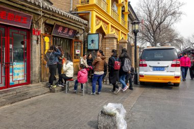 Beijing, Çin - 12 Mart 2016: Eski Beijing hutong dar sokakları, egzotik ve modern araçlar ile birlikte.