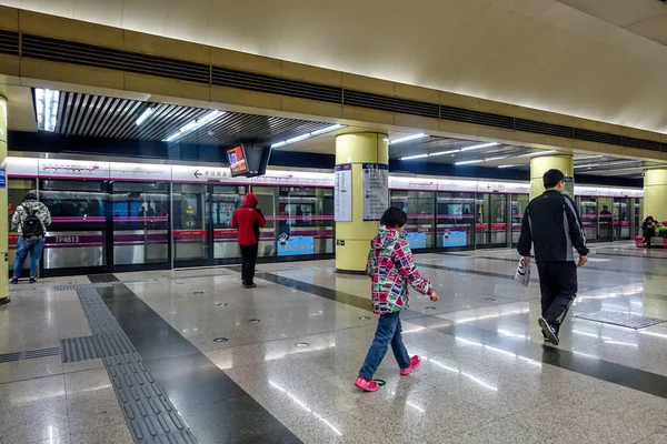 Beijing, Çin - 12 Mart 2016: Pekin metro istasyonu. 2020 yılına kadar plana göre Beijing metro hattı ağı 30 satırlarının ve 1177 kilometre toplam uzunluğu oluşturacak.