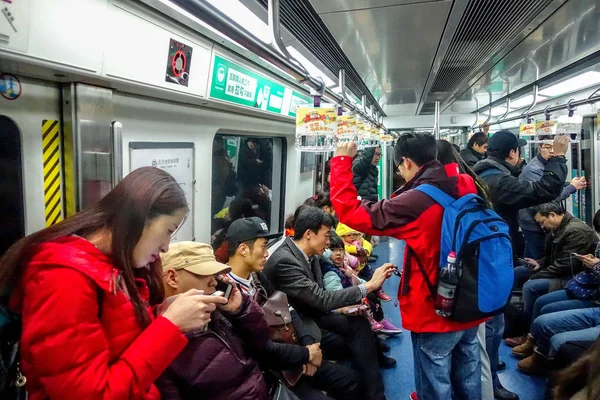 Beijing, Çin - 12 Mart 2016: İnsan metroya binmem. Pekin Metro Beijing sakinlerinin ana ulaşım haline gelmiştir. Yolcu Beijing Metro.