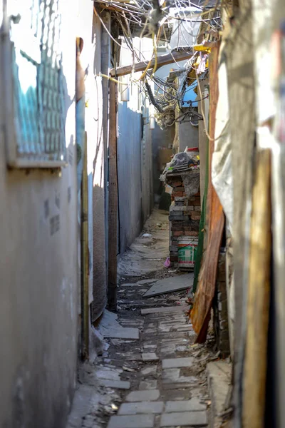 Beijing, Çin - 10 Mart 2016: Eski Beijing hutong dar sokakları, egzotik ve modern araçlar ile birlikte.