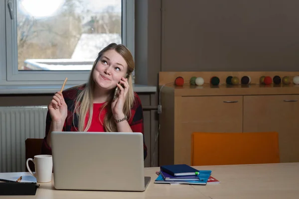 Una Mujer Rubia Sonriente Sentada Portátil Hablando Por Teléfono Celular — Foto de Stock