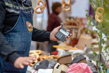 Satıcı hesap makinesi tarafından hesaplanan ürünün fiyatını gösterir.