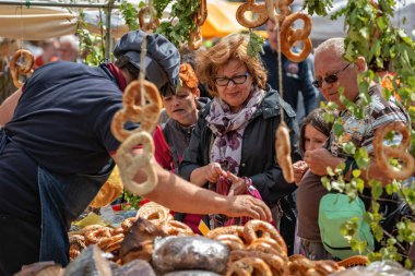 Riga, Letonya - 22 Haziran 2018: yaz gündönümü Pazar. Alıcılar seçim ve fırıncı onları çeşitli pişmiş mal satıyor.