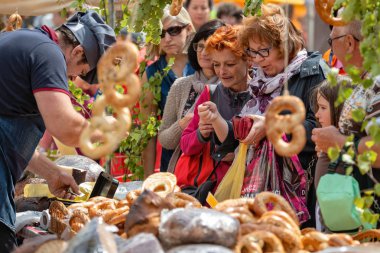 Riga, Letonya - 22 Haziran 2018: yaz gündönümü Pazar. Alıcılar seçim ve fırıncı onları çeşitli pişmiş mal satıyor.