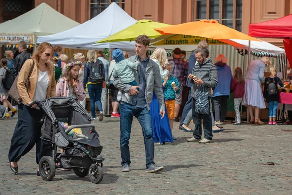 Riga Latvia June 2018 Summer Solstice Market Family Children Walking — Stock Photo, Image