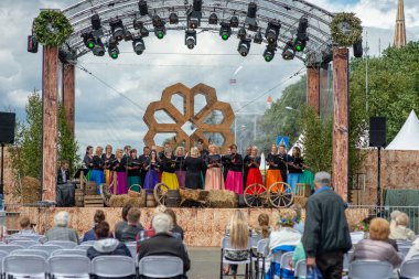 Riga, Letonya - 22 Haziran 2018: yaz gündönümü Pazar. Pazar Meydanı'nda kadınlar topluluğu gerçekleştirir.
