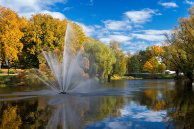 Valmiera. Letonya. Bir havuz ve Çeşme, şehir sonbahar yatay.