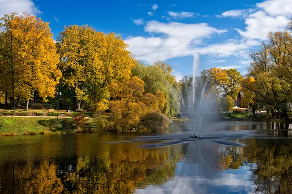 Valmiera Lotyšsko Město Podzimní Krajina Rybníkem Fontána — Stock fotografie