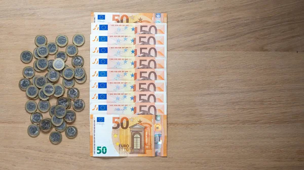 Τραπεζογραμμάτια Και Κέρματα Του Ευρώ Ανοιχτόχρωμο Φόντο Ξύλου — Φωτογραφία Αρχείου