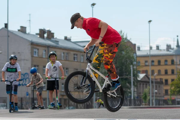 拉脱维亚 2018年7月20日 青少年在 Skatepark 执行各种各样的把戏与自行车 — 图库照片