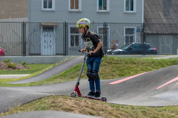 Riga Latvia Julio 2018 Adolescente Skatepark Realiza Varios Trucos Con —  Fotos de Stock