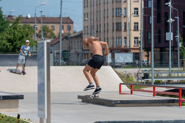 拉脱维亚里加 2018年7月20日 一个男人在一个 Skatepark 在滑板上表演各种把戏 — 图库照片