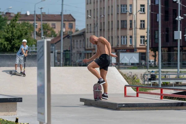 拉脱维亚里加 2018年7月20日 一个男人在一个 Skatepark 在滑板上表演各种把戏 — 图库照片