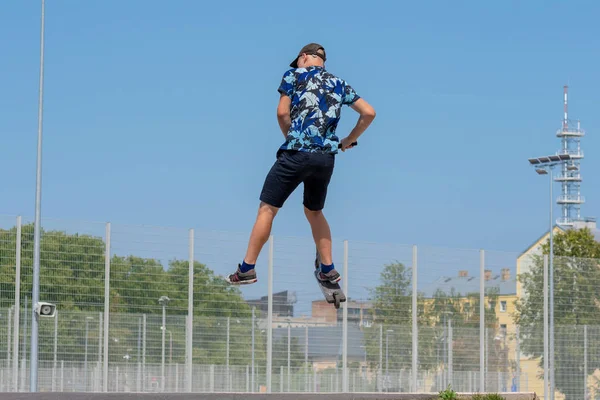 拉脱维亚 2018年7月20日 青少年在 Skatepark 执行各种技巧与滑板车 — 图库照片