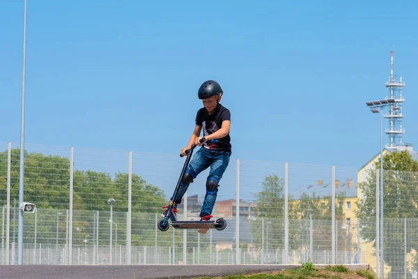 ラトビア 2018 スケートパークの十代をスクーターで様々 なトリックを運ぶ — ストック写真