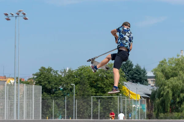 拉脱维亚 2018年7月20日 青少年在 Skatepark 执行各种技巧与滑板车 — 图库照片