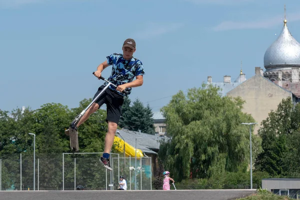 拉脱维亚 2018年7月20日 青少年在 Skatepark 执行各种技巧与滑板车 — 图库照片