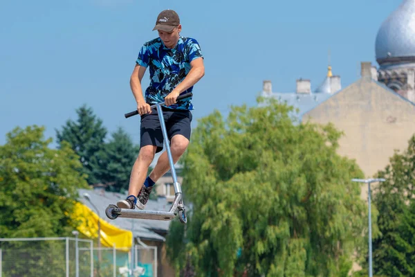 拉脱维亚 2018年7月20日 青少年在 Skatepark 执行各种技巧与滑板车 — 图库照片