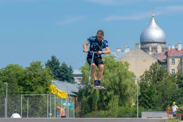 拉脱维亚 2018年7月20日 青少年在 Skatepark 执行各种技巧与滑板车 — 图库照片