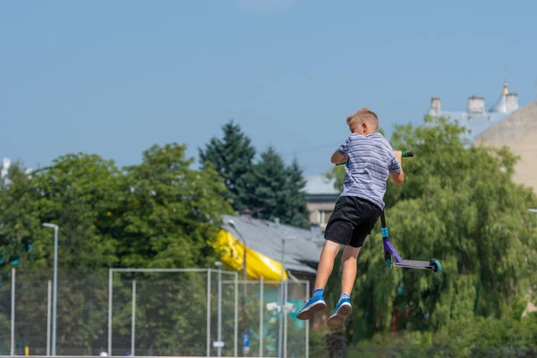 拉脱维亚 2018年7月20日 青少年在 Skatepark 执行各种技巧与滑板车 — 图库照片