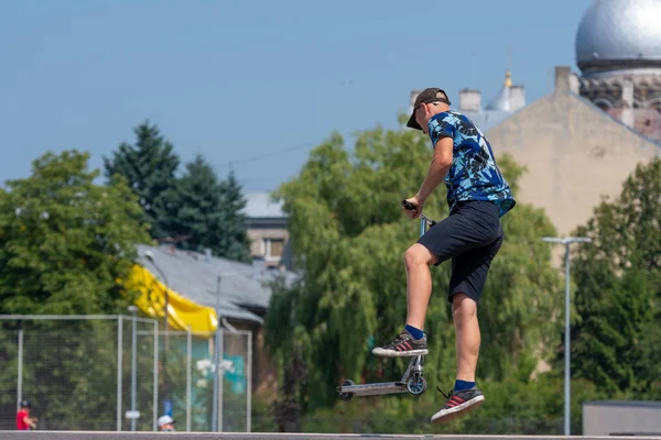 Riga Latvia Julho 2018 Adolescente Parque Skate Realiza Vários Truques — Fotografia de Stock