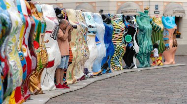 Riga, Letonya - 26 Temmuz 2018: United dostum ayı sergi. Sergi performansını bir adam ile bir fotoğraf makinesi fotoğraf arşivi.