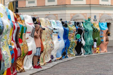 Riga, Letonya - 26 Temmuz 2018: United dostum ayı sergi. Sergi performansını bir adam ile bir fotoğraf makinesi fotoğraf arşivi.