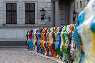 Riga, Letonya - 26 Temmuz 2018: United dostum ayı sergi. Eski Şehir Meydanı yer alır ayı satır heykel.