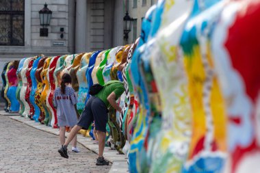 Riga, Letonya - 26 Temmuz 2018: United dostum ayı sergi. Kent sakinleri ve turistler bakarak ve Old Town square sergide fotoğraf çekimi.