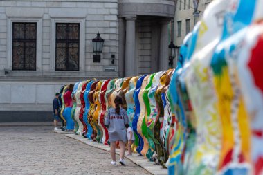 Riga, Letonya - 26 Temmuz 2018: United dostum ayı sergi. Kent sakinleri ve turistler bakarak ve Old Town square sergide fotoğraf çekimi.