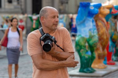 Riga, Letonya - 26 Temmuz 2018: United dostum ayı sergi. Kent sakinleri ve turistler bakarak ve Old Town square sergide fotoğraf çekimi.