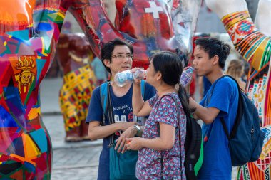Riga, Letonya - 26 Temmuz 2018: United dostum ayı sergi. Kent sakinleri ve turistler bakarak ve Old Town square sergide fotoğraf çekimi.