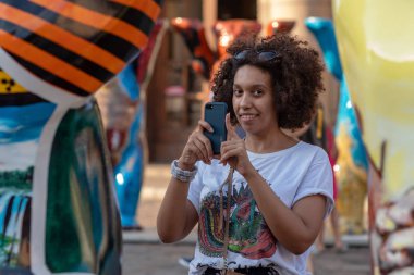 Riga, Letonya - 26 Temmuz 2018: United dostum ayı sergi. Bir kadın bir telefon ile ayı heykeller çekiyor.