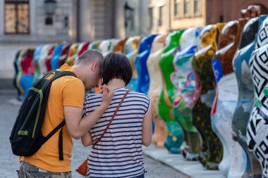 Riga, Letonya - 26 Temmuz 2018: United dostum ayı sergi. Birkaç genç kişi izlemek onların telefonda çekilen resimler.
