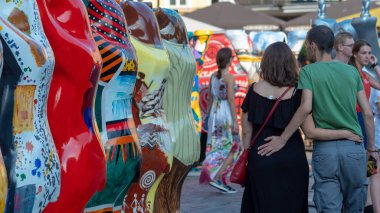Riga, Letonya - 26 Temmuz 2018: United dostum ayı sergi. Kent sakinleri ve turistler bakarak ve Old Town square sergide fotoğraf çekimi.