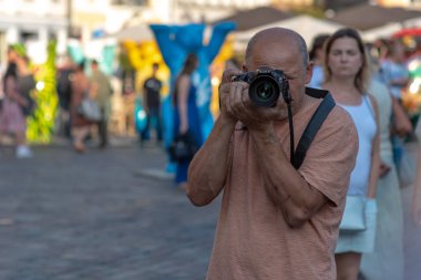 Riga, Letonya - 26 Temmuz 2018: United dostum ayı sergi. Sergi performansını bir adam ile bir fotoğraf makinesi fotoğraf arşivi.