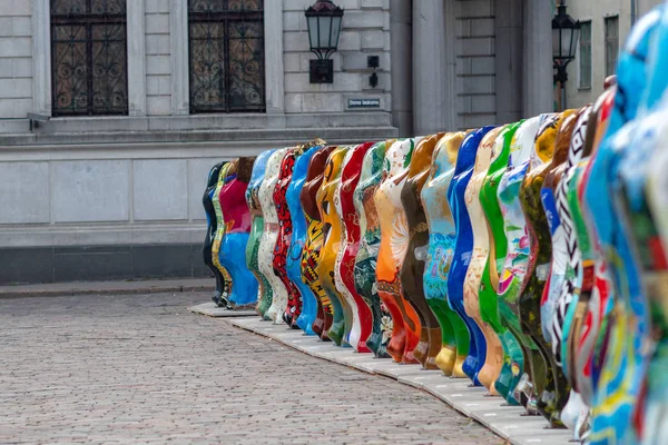 Riga, Letonya - 26 Temmuz 2018: United dostum ayı sergi. Eski Şehir Meydanı yer alır ayı satır heykel.