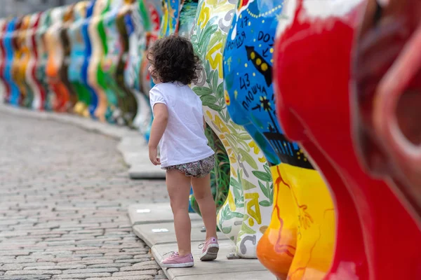 Riga, Letonya - 26 Temmuz 2018: United dostum ayı sergi. Küçük bir kız ayı yürüyüş Heykel Sergisi.