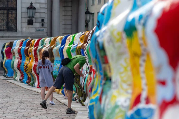 Riga, Letonya - 26 Temmuz 2018: United dostum ayı sergi. Kent sakinleri ve turistler bakarak ve Old Town square sergide fotoğraf çekimi.