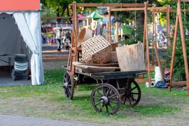 Geleneksel halk esnaf Pazar. Eski at arabaları çeşitli esnaf ürünleri ile.