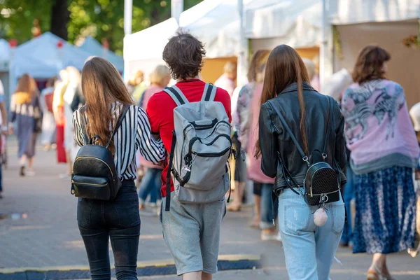 Young People Walking Street Backpacks — Stock Photo, Image