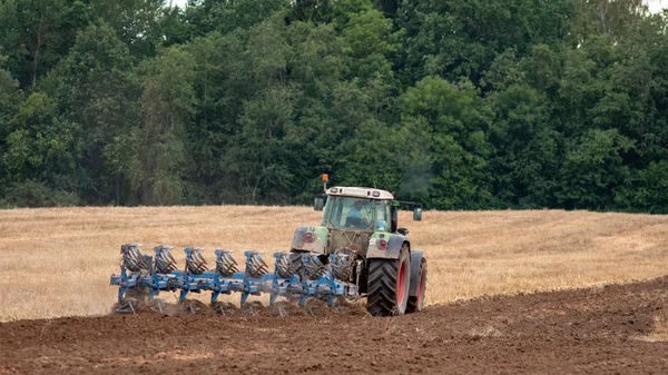 Een Trekker Met Een Ploeg Behandelt Bodem Uitzicht Vanaf Achterkant — Stockfoto