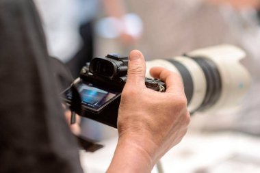 Riga. Letonya. -11 Mayıs 2018: bir adam bir dükkanda yeni bir fotoğraf makinesi çalışıyor.