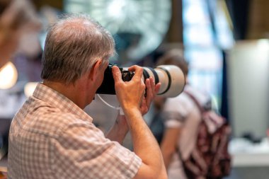 Riga. Letonya. -11 Mayıs 2018: bir adam bir dükkanda yeni bir fotoğraf makinesi çalışıyor.