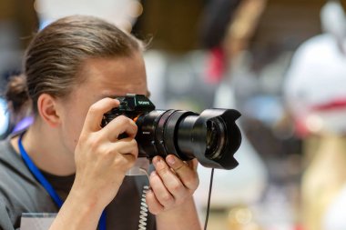Riga. Letonya. -11 Mayıs 2018: bir adam bir dükkanda yeni bir fotoğraf makinesi çalışıyor.
