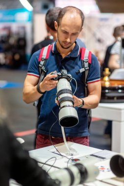 Riga. Letonya. -11 Mayıs 2018: bir adam bir dükkanda yeni bir fotoğraf makinesi çalışıyor.