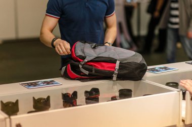 Riga. Letonya. -11 Mayıs 2018: adam sırt çantası içinde belgili tanımlık fotoğraf stok satın ekipman koyar.