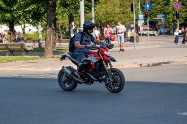 Riga, Letonya - 18 Temmuz 2018: bir adam şehir merkezi sokak üzerinden bir motosiklet sürüş.